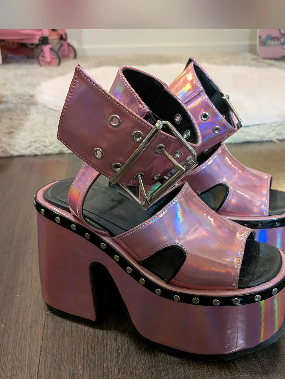 Demonia sz. 8 'Camel 102' holographic pink platform sandals